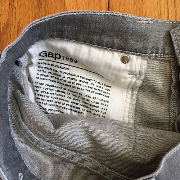 GAP 1969 Gray Jean Cuffed Slim Shorts | Size 27 - Picture 3 of 6
